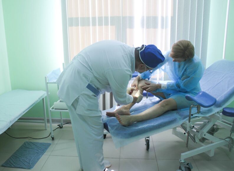 Un chirurgo esamina le vene di un paziente prima di eseguire un'operazione.