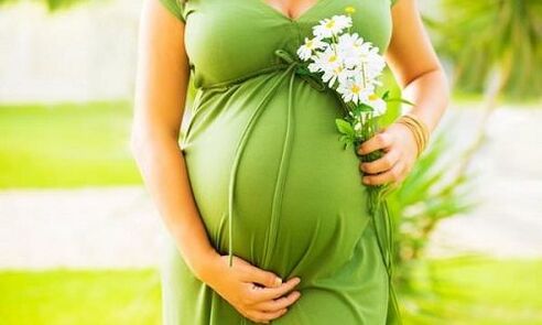 donna incinta con vene varicose sulle gambe